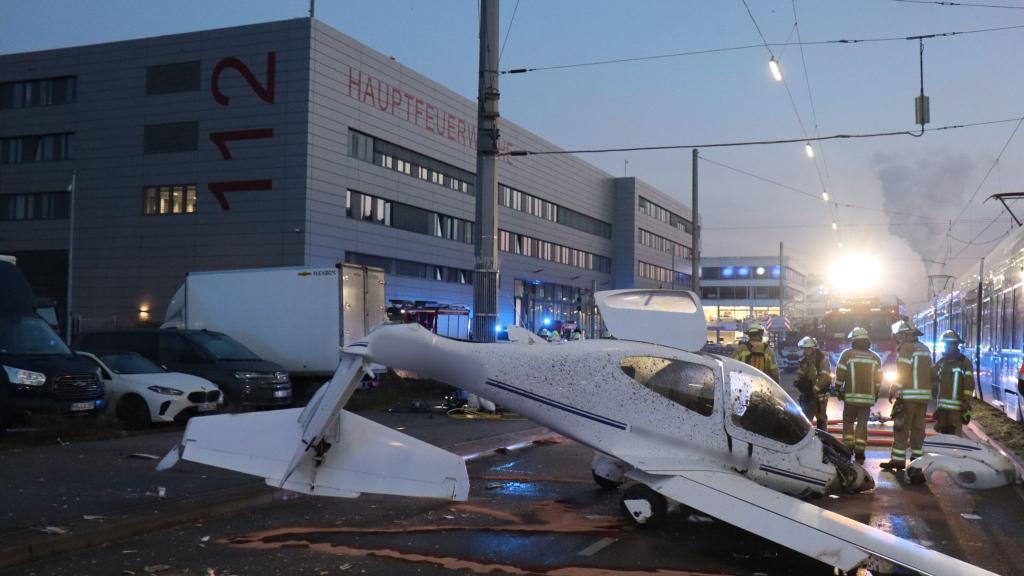 Ein Flugzeug ist im Mannheimer Stadtgebiet notgelandet. - Foto: Rene Priebe/PR-Video /dpa