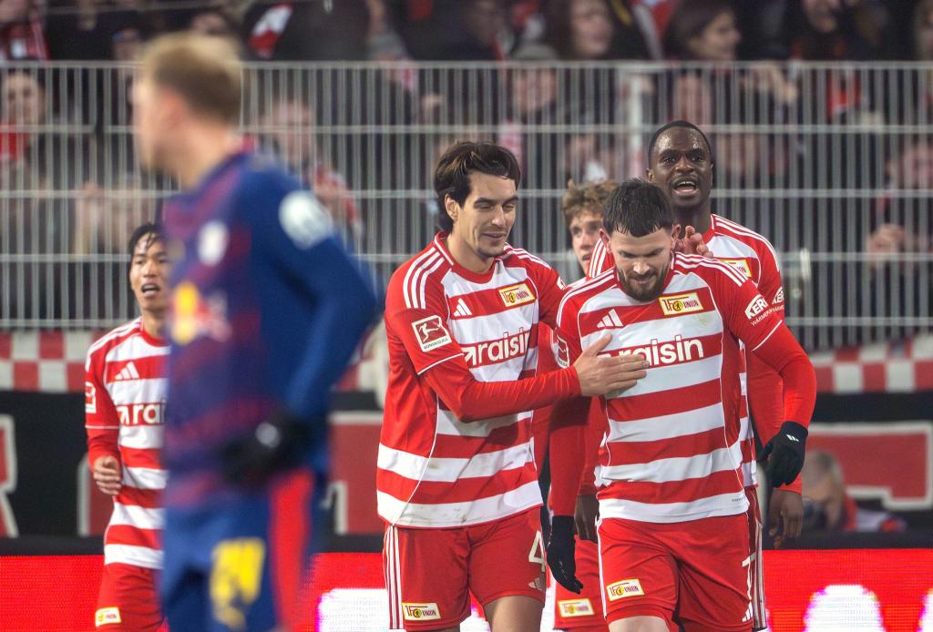 Unions Oliver Burke (r) bejubelt mit seinen Mitspielern sein Tor zum 1:0. - Foto: Soeren Stache/dpa