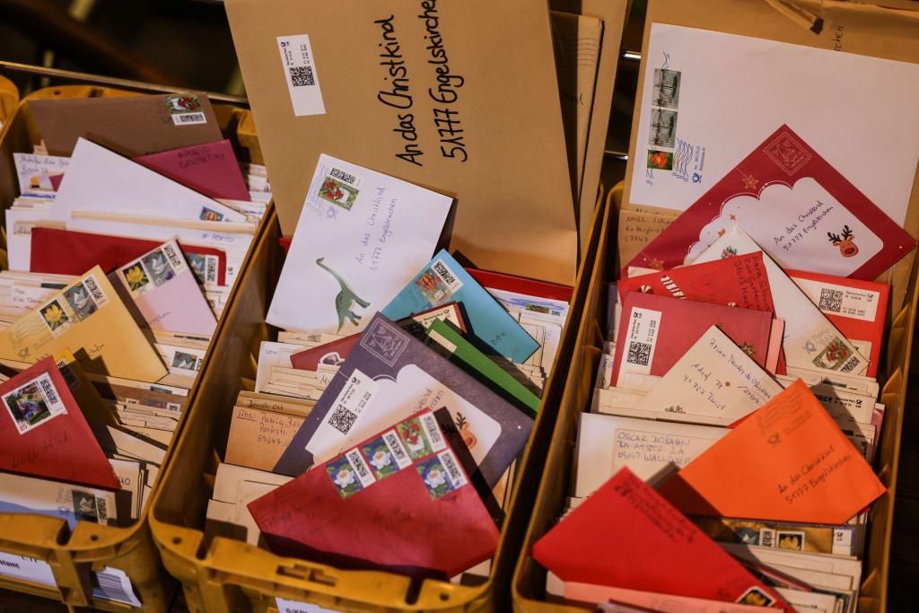 Die Briefe kommen aus aller Welt. - Foto: Oliver Berg/dpa