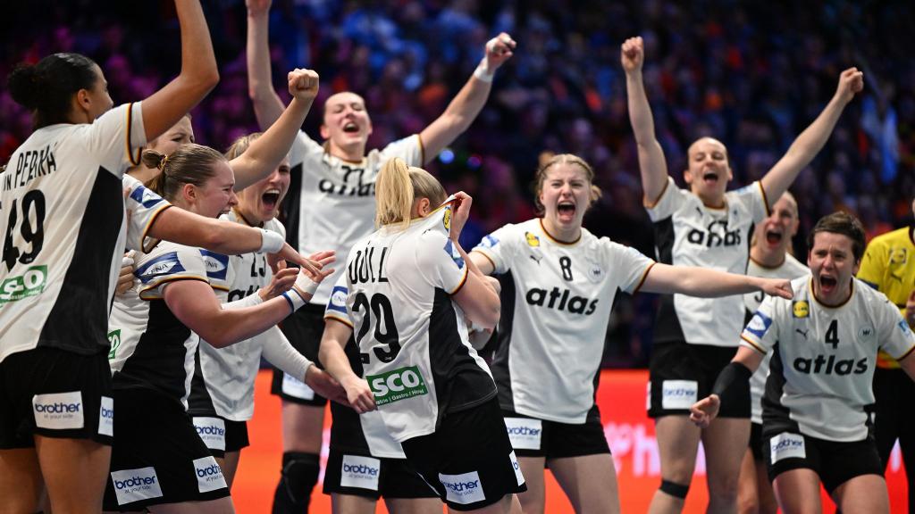 Der Jubel kennt keine Grenzen: Die DHB-Frauen spielen um WM-Gold. - Foto: Federico Gambarini/dpa