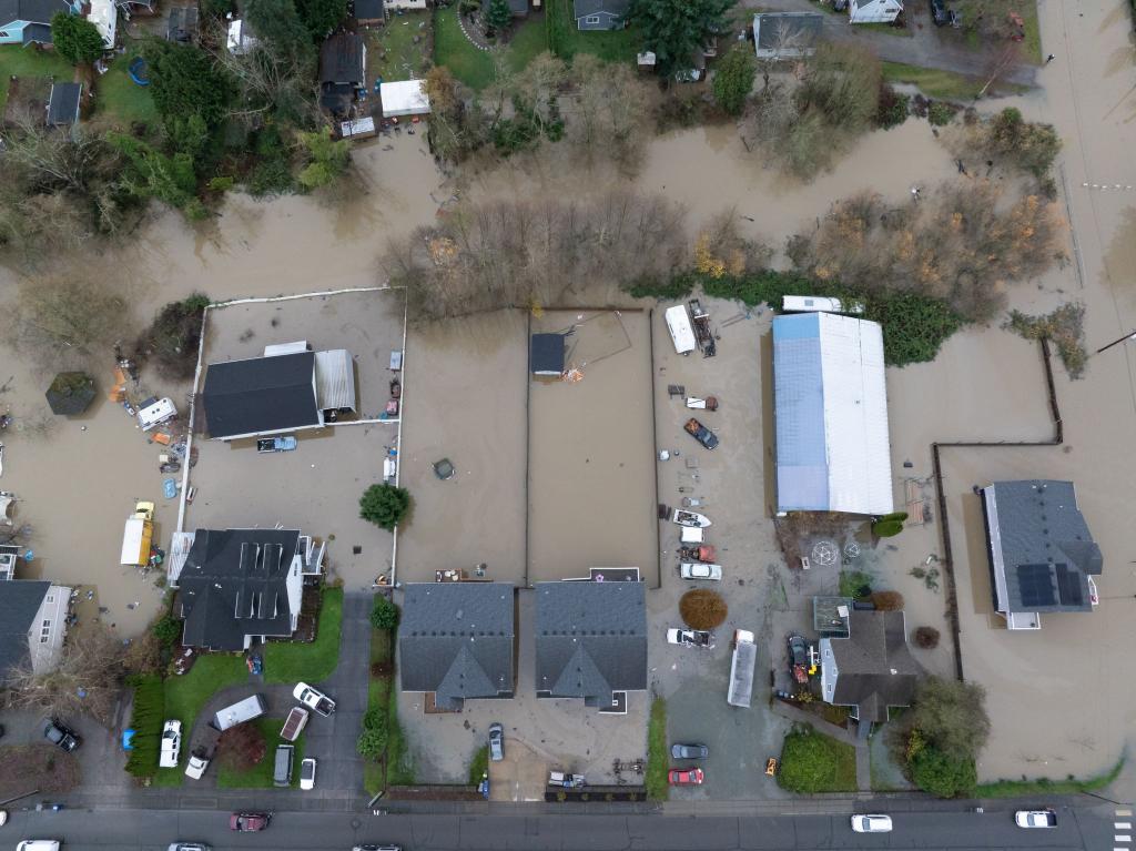 Tagelange Regenfälle hatten heftige Überschwemmungen im Bundesstaat Washington an der US-Westküste ausgelöst. - Foto: Stephen Brashear/AP/dpa