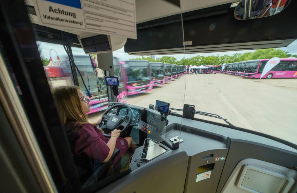 Die Bahn betreibt auch viele Busse - nicht nur für Ersatzverkehr. - Foto: Andreas Arnold/dpa