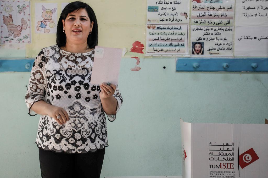 Ein tunesisches Gericht hat die prominente Oppositionspolitikerin Abir Moussi zu einer Gefängnisstrafe von zwölf Jahren verurteilt. (Archiv) - Foto: Khaled Nasraoui/dpa