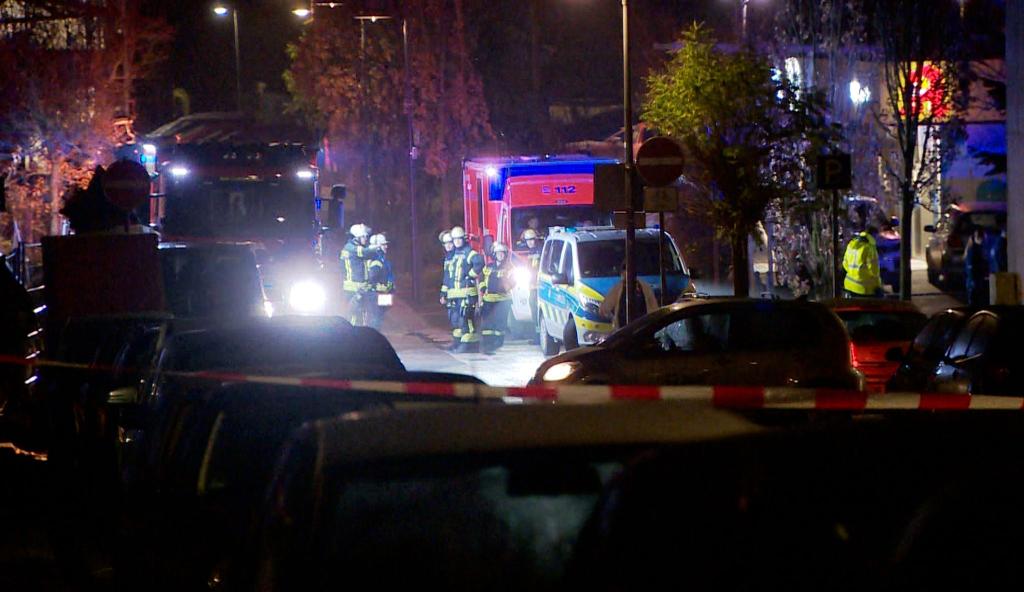  Am frühen Samstagmorgen rückten Einsatzkräfte wegen eines Messerangriffs aus - ein 20-Jähriger soll eine Mutter und vier Kinder attackiert haben. - Foto: Markus Wüllner/Video-Line TV- und Videoproduktion /dpa