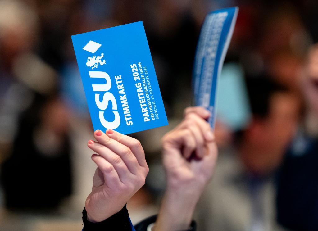 Die CSU hat etwas gegen befestigte Flaschendeckel, - Foto: Sven Hoppe/dpa
