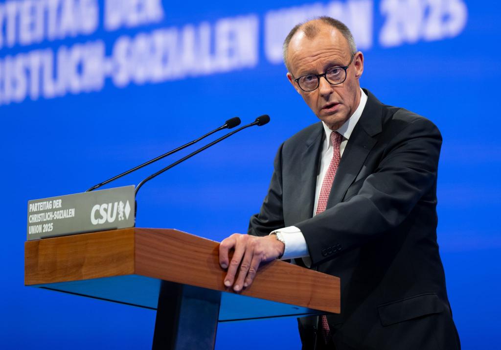 Auf Details der geplanten Verhandlungen über einen Waffenstillstand geht Bundeskanzler Friedrich Merz (CDU) in seiner Rede auf dem CSU-Parteitag nicht ein. - Foto: Sven Hoppe/dpa