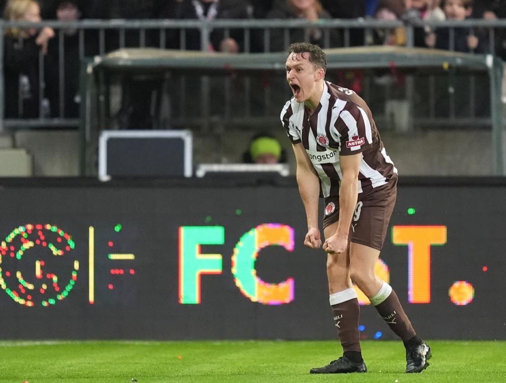 Martijn Kaars jubelt über seinen Treffer zum 1:0 für den FC St. Pauli. - Foto: Marcus Brandt/dpa