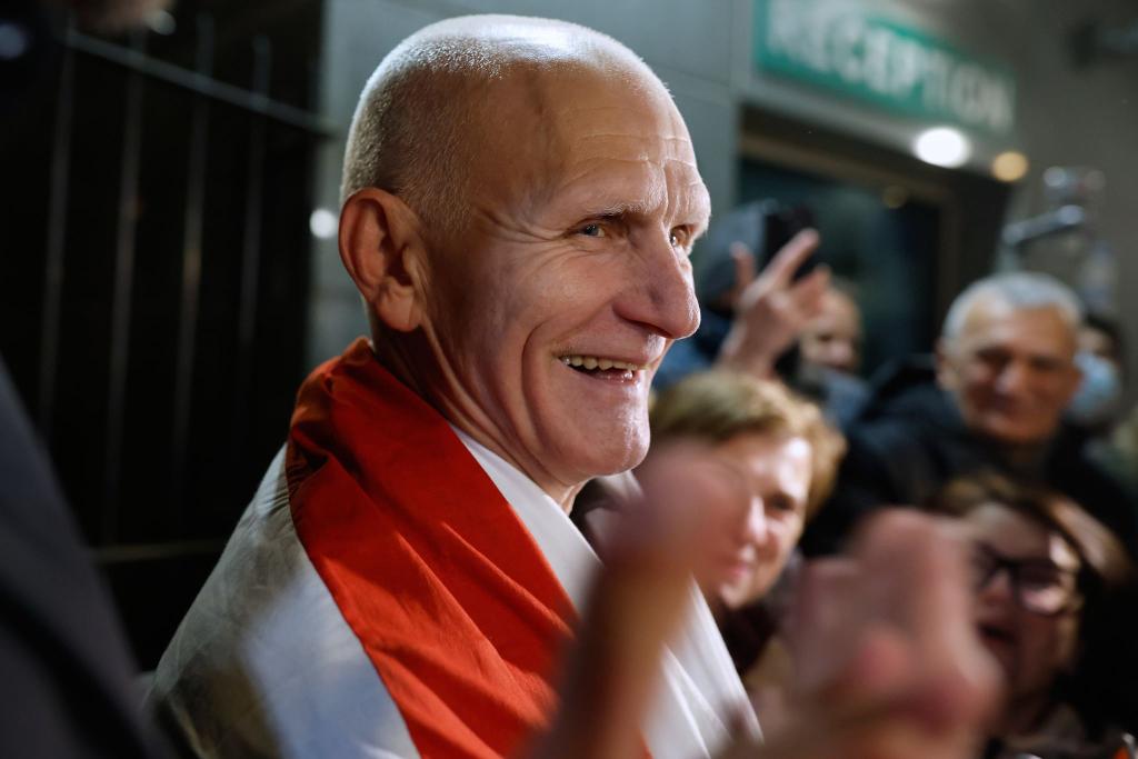 Der Friedensnobelpreisträger Alex Beljazki ist wieder in Freiheit. - Foto: Mindaugas Kulbis/AP/dpa