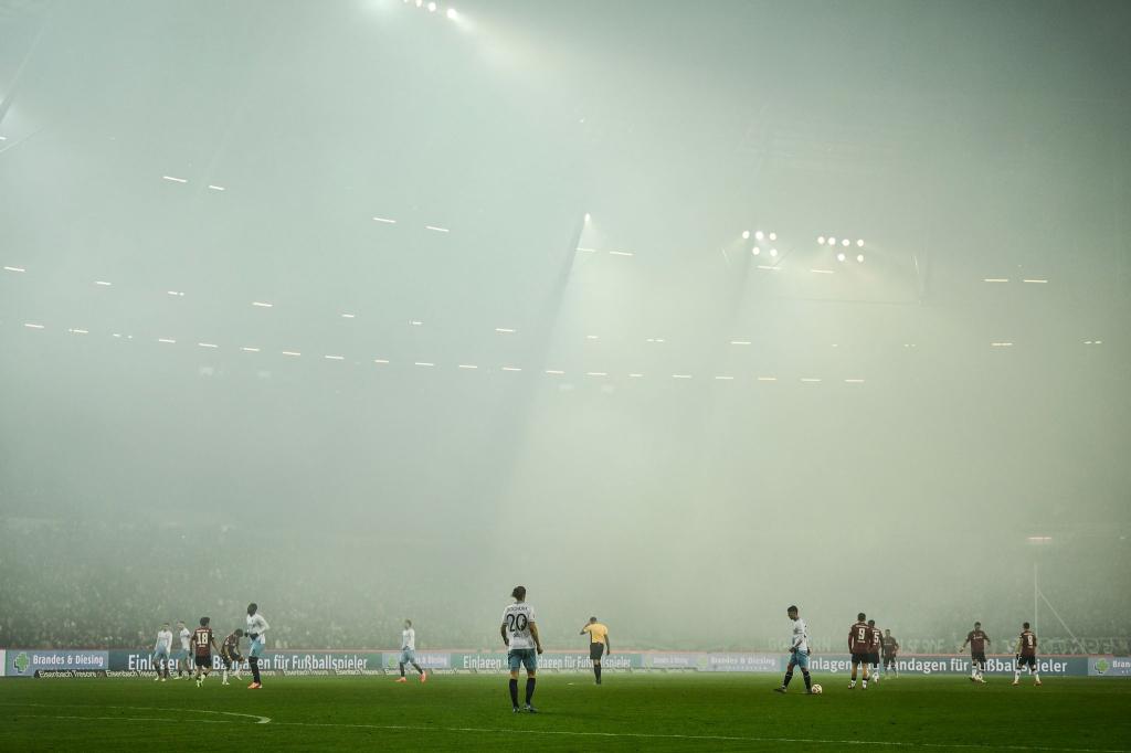 Das Spiel von Hannover 96 gegen den VfL Bochum ist wegen Rauch im Stadion unterbrochen. - Foto: Swen Pförtner/dpa