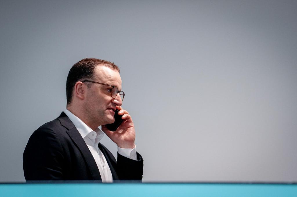 Jens Spahn ist in der Corona-Krise laut einer Untersuchung «gegen den Rat seiner Fachabteilungen» in großem Umfang in die Schutzmasken-Beschaffung eingestiegen. (Archivfoto) - Foto: Kay Nietfeld/dpa