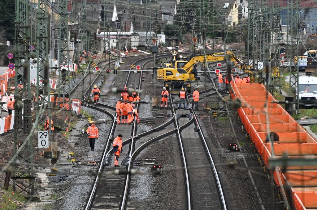 Monatelang war die Riedbahn wegen einer Generalsanierung gesperrt, seitdem sind die Züge nach Angaben der Deutschen Bahn pünktlicher. (Archivbild) - Foto: Arne Dedert/dpa