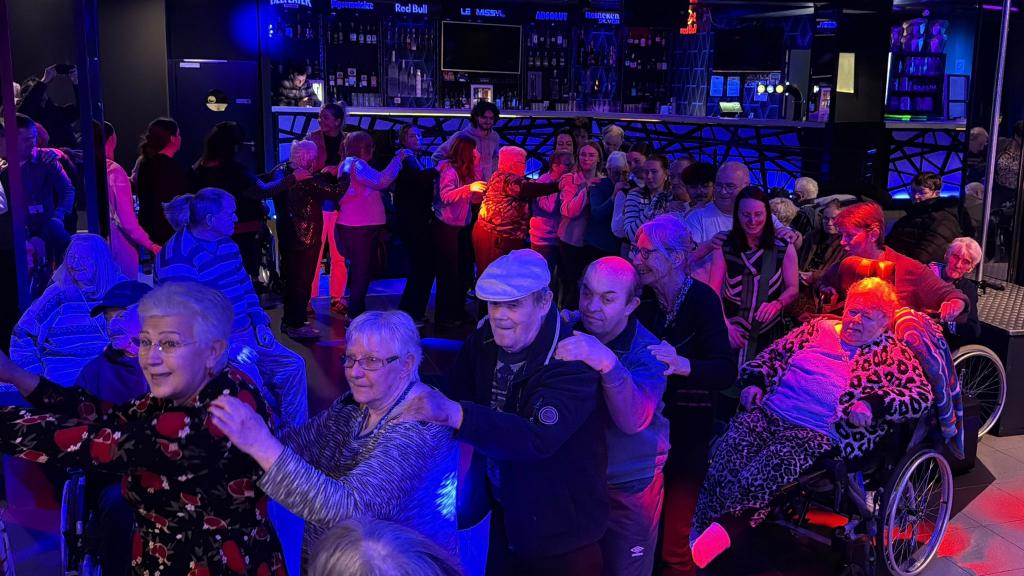 Mit viel Vorfreude haben sie darauf gewartet: Nun tummeln sich die Bewohner von vier französischen Altenheimen auf der Tanzfläche eines Nachtclubs. - Foto: Rachel Sommer/dpa