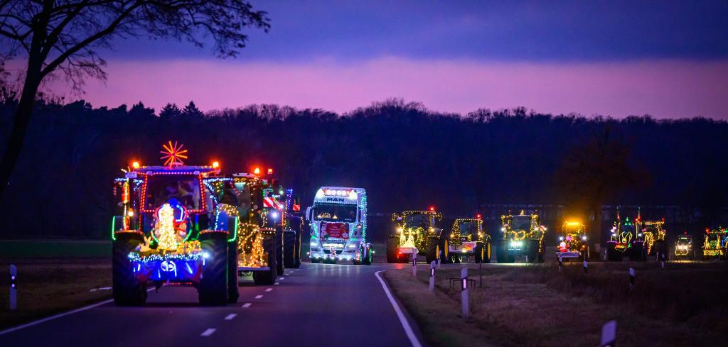 Weihnachtlich beleuchtete und geschmückte Traktoren und Lkw sind bei der Lichterfahrt der Oderlandbauern in Brandenburg unterwegs. - Foto: Patrick Pleul/dpa