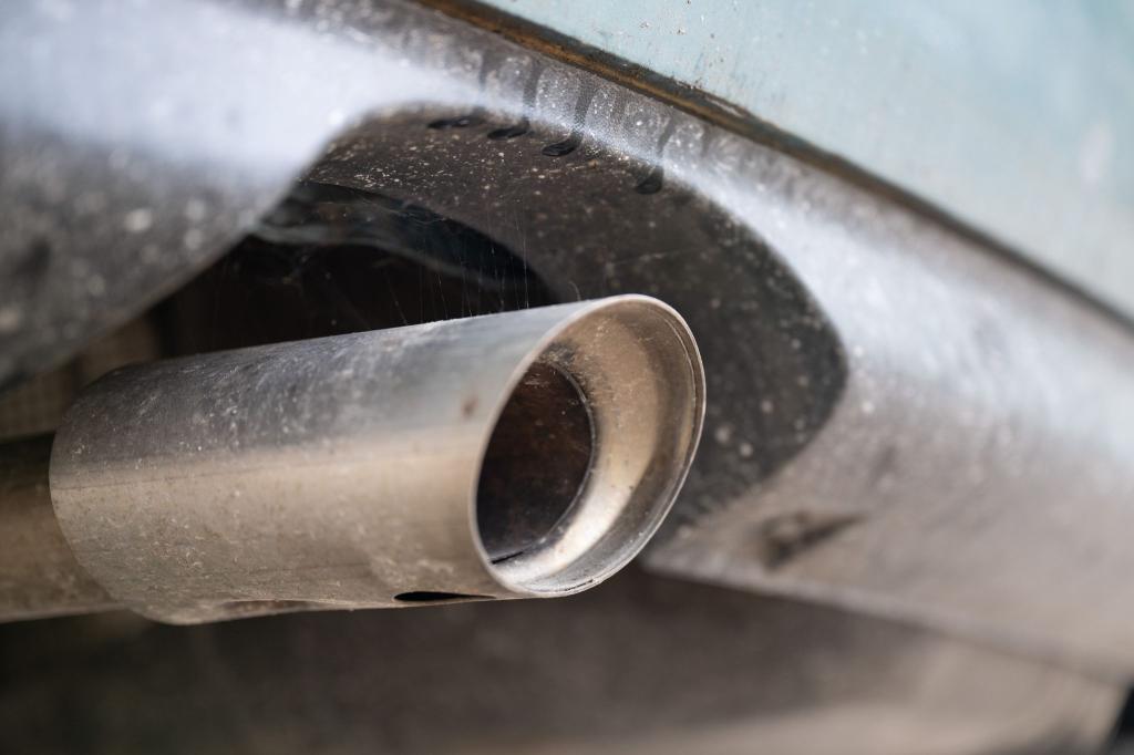 Experten bezweifeln, dass deutsche Hersteller langfristig von einer Rücknahme des Verbrenner-Aus profitieren. (Symbolbild) - Foto: Sebastian Kahnert/dpa