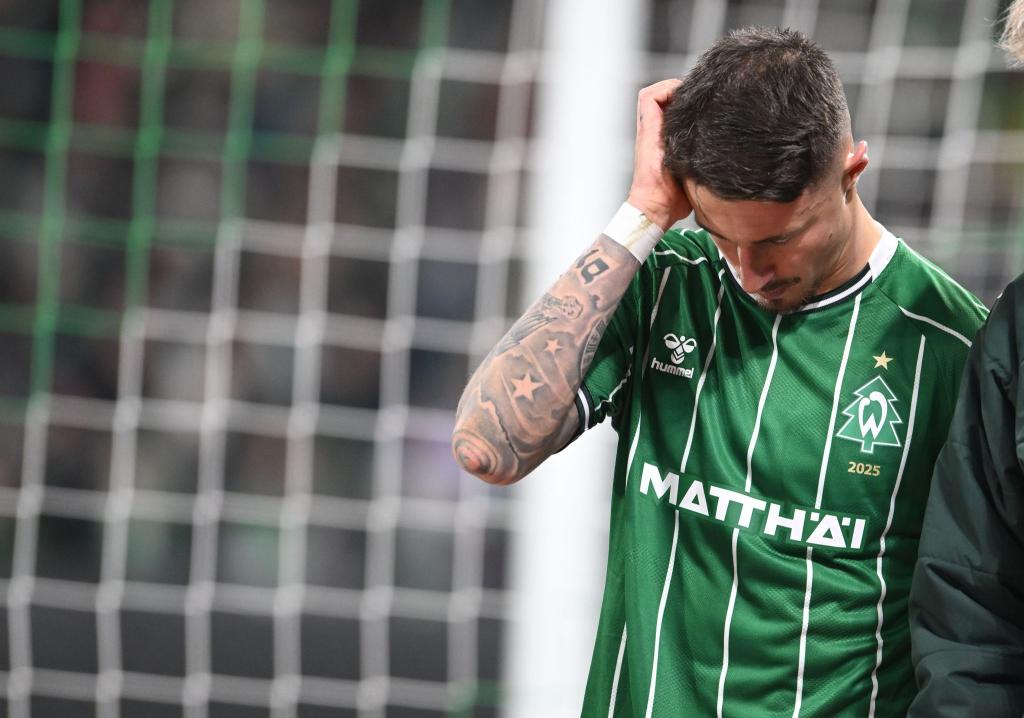Werder-Kapitän Marco Friedl musste verletzt raus. - Foto: Carmen Jaspersen/dpa