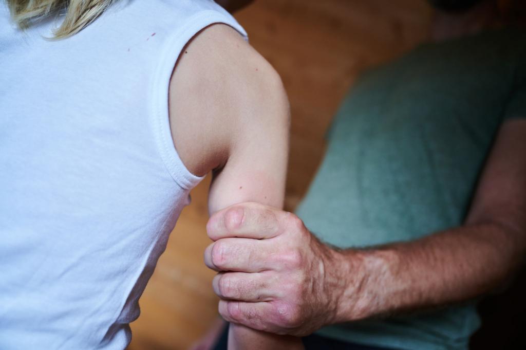 Die Jugendämter stellten 2024 bei rund 72.800 Kindern oder Jugendlichen eine Gefährdung fest. (Symbolbild) - Foto: Annette Riedl/dpa