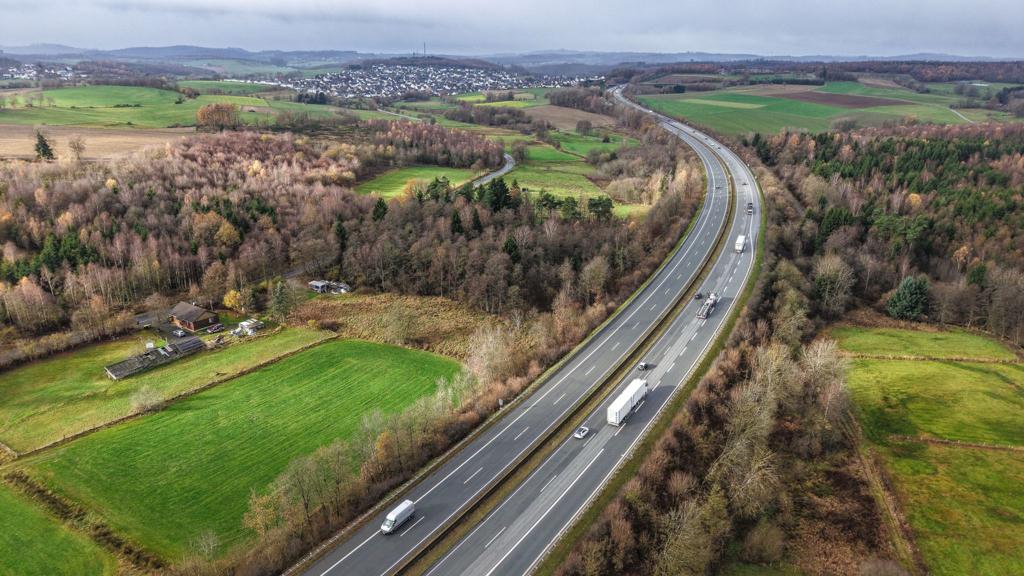 Blick auf die A45 in der Nähe von Olpe, wo im November die abgetrennten Hände gefunden wurden. (Archivfoto) - Foto: Alex Talash/dpa