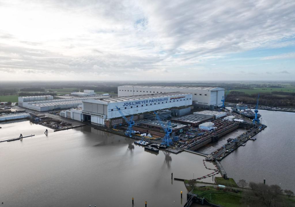 Die Wolken über der Meyer Werft in Papenburg werden weniger – neue Aufträge für Kreuzfahrtschiffe garantieren die Auslastung für die kommenden zehn Jahre. - Foto: Lars Penning/dpa