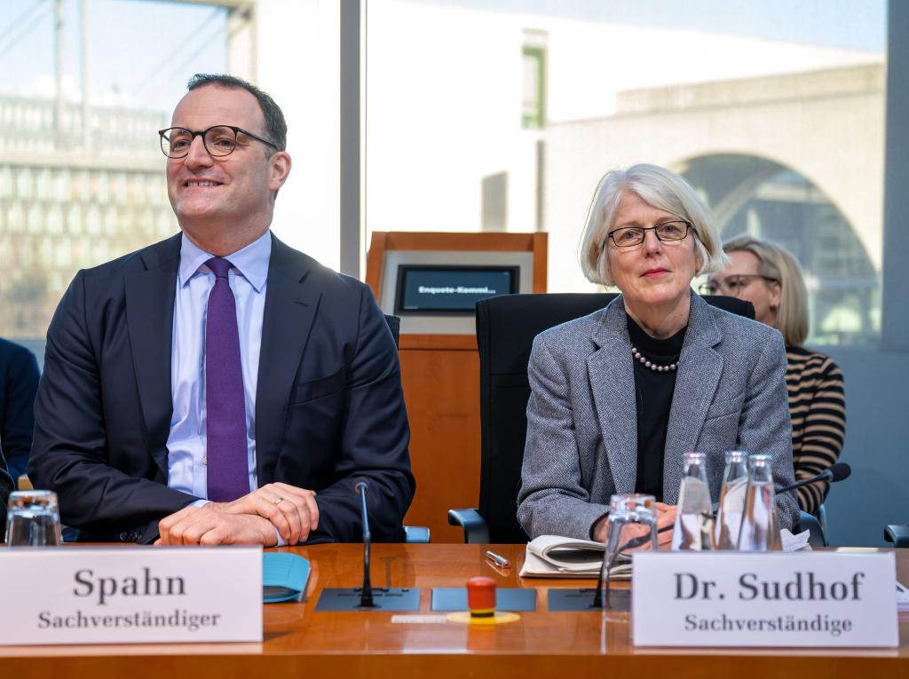 Corona-Aufarbeitung im Bundestag: Jens Spahn und die frühere Sonderermittlerin Margaretha Sudhof. - Foto: Soeren Stache/dpa