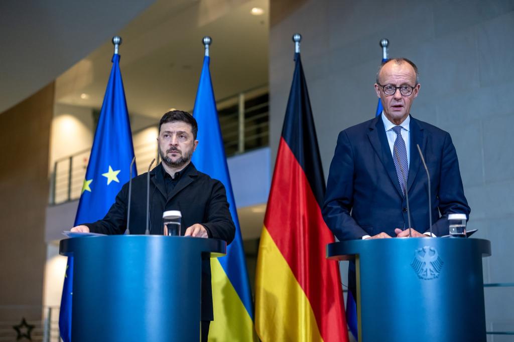 «Diese Pflanze ist noch klein, aber die Chance ist real», sagte Bundeskanzler Friedrich Merz (rechts) bei einer gemeinsamen Pressekonferenz mit dem ukrainischen Präsidenten Wolodymyr Selenskyj im Kanzleramt. - Foto: Michael Kappeler/dpa