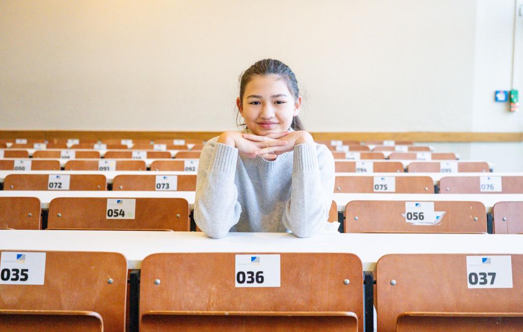 Mit gerade mal elf Jahren hatte Lina Heider im Sommer ihr Abi-Zeugnis in der Tasche. - Foto: Benjamin Westhoff/dpa
