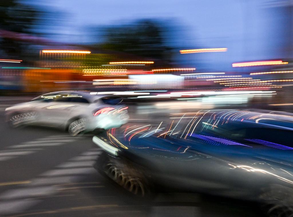 Ältere Fahrer sind gemessen an ihrem Bevölkerungsanteil seltener in Unfälle verstrickt als jüngere. (Symbolbild) - Foto: Jens Kalaene/dpa