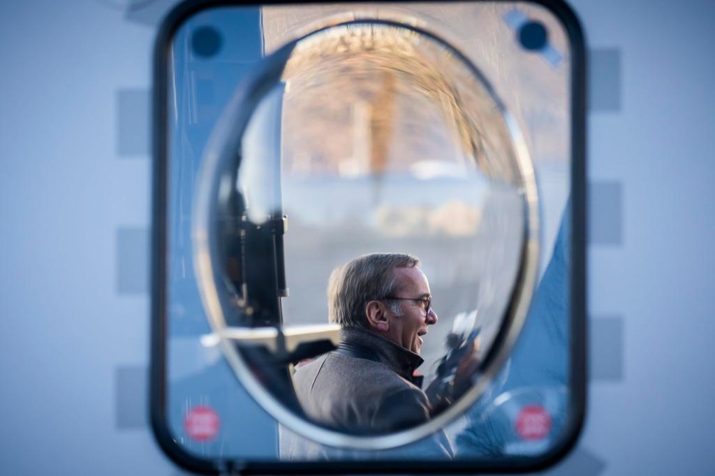 Bundesminister der Verteidigung bekommt einen neuen Hubschrauber - Foto: Christoph Soeder/dpa