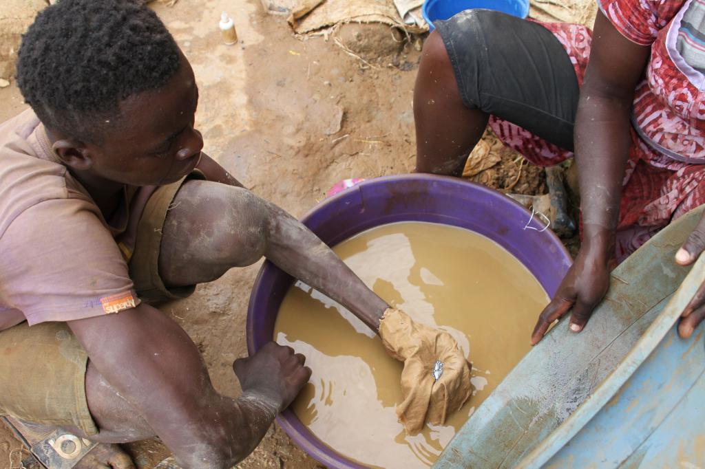 Wer von Kinderarbeit profitiert, soll durch das Gesetz zur Rechenschaft gezogen werden können. (Symbolbild) - Foto: picture alliance / dpa