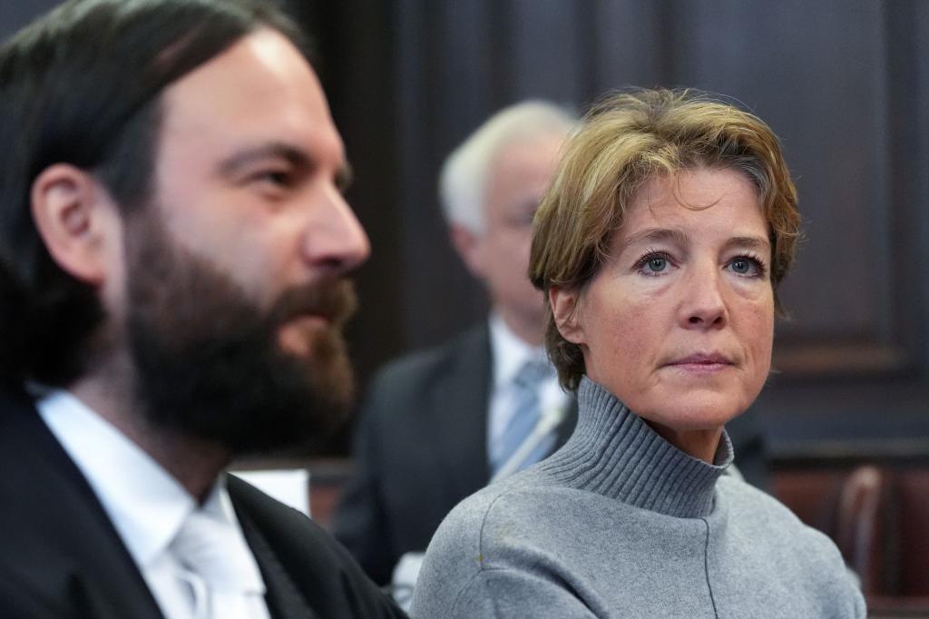 Christina Block sitzt im Gerichtssaal neben ihrem Verteidiger Ingo Bott. - Foto: Marcus Brandt/dpa