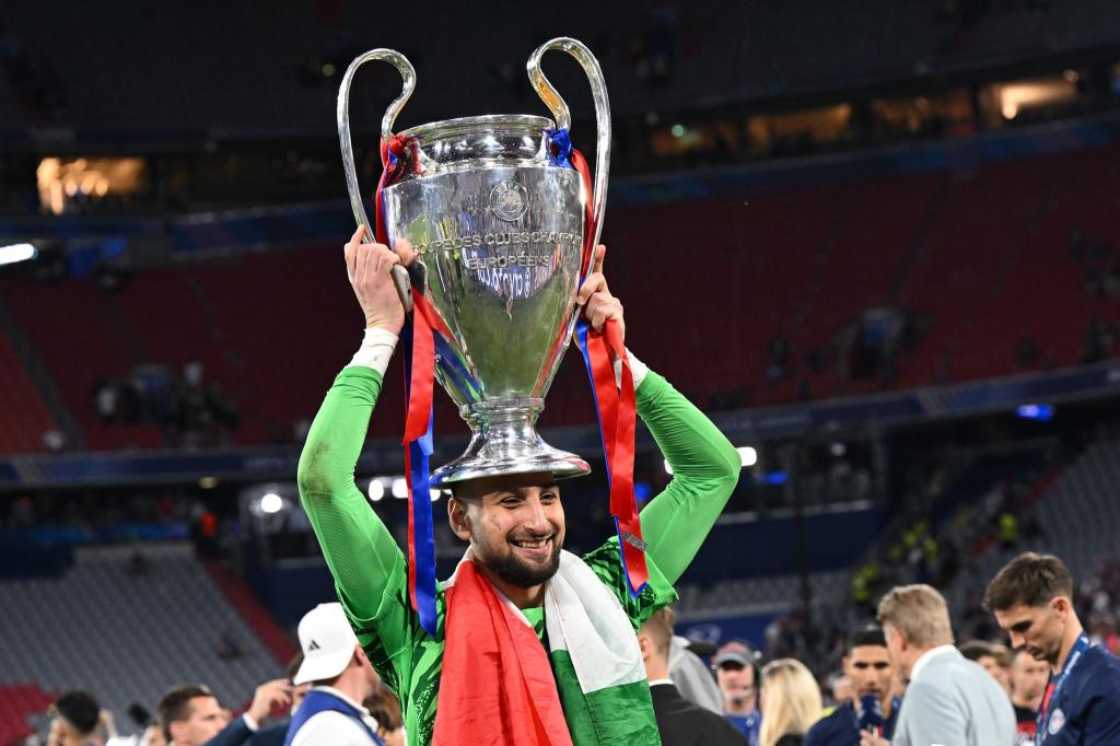 Krönung: Gianluigi Donnarumma mit der Champions-League-Trophäe. - Foto: Sven Hoppe/dpa