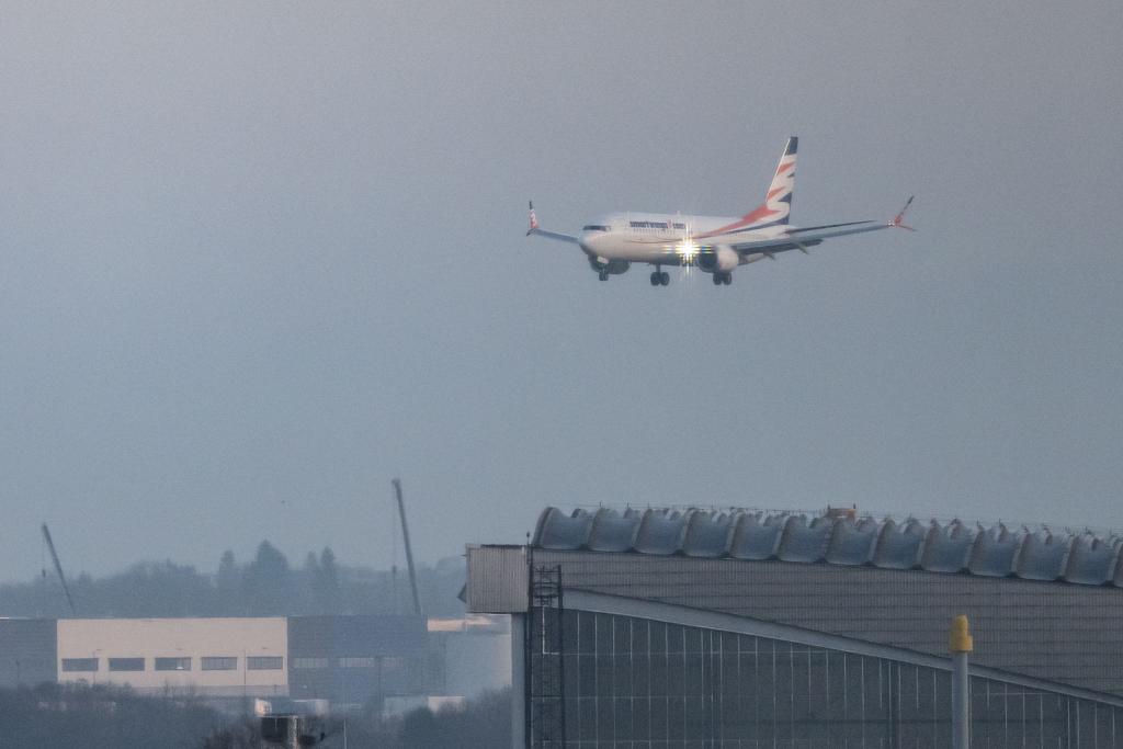 Die Chartermaschine mit den geflüchteten Afghaninnen und Afghanen an Bord landete am Morgen am Flughafen Berlin Brandenburg. - Foto: Fabian Sommer/dpa