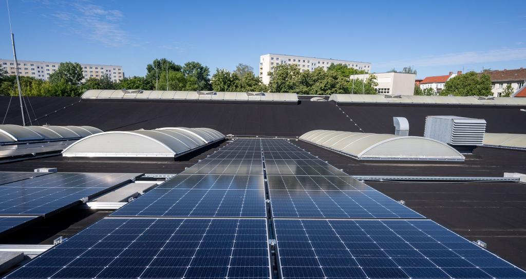 Berlin setzt beim Ausbau der Solarenergie verstärkt auf große Dächer. (Archivfoto) - Foto: Monika Skolimowska/dpa