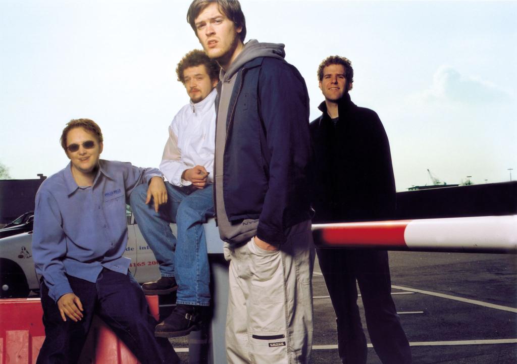 Deichkind-Mitgründer Malte Pittner (2.v.r.) ist tot. - Foto: Uli Heckmann/check your head /dpa