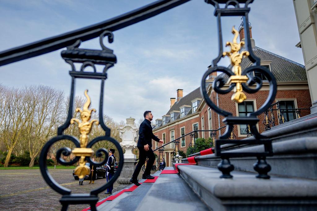Selenskyj schreitet die königlichen Treppen hoch - Foto: Robin van Lonkhuijsen/ANP Pool via AP/dpa