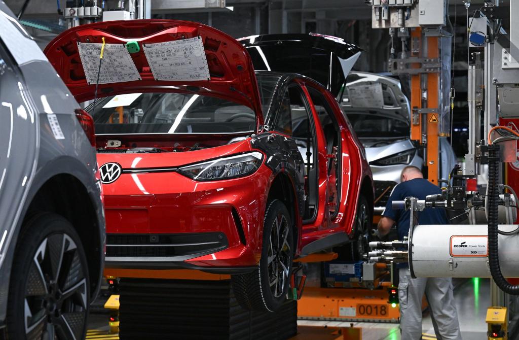 Die EU-Kommission will die Autoindustrie auch mit Bürokratieabbau entlasten. (Symbolbild) - Foto: Hendrik Schmidt/dpa