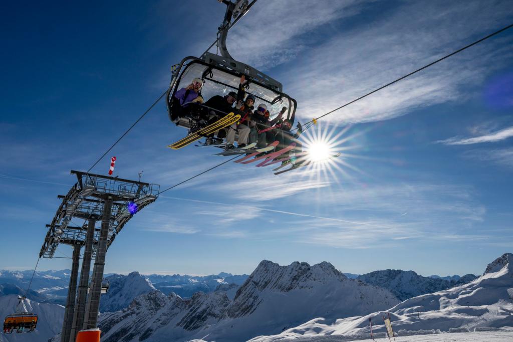 An der Zugspitze eröffnete das Skigebiet im November. Die Hauptsaison dort und vielen anderen alpinen Skigebieten beginnt an diesem Wochenende. (Archiv) - Foto: Peter Kneffel/dpa