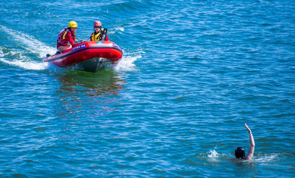 Die DLRG-Lebensretter gehen im laufenden Jahr von weniger Badetoten aus als noch 2024. (Archivbild) - Foto: Jens Büttner/dpa-Zentralbild/ZB