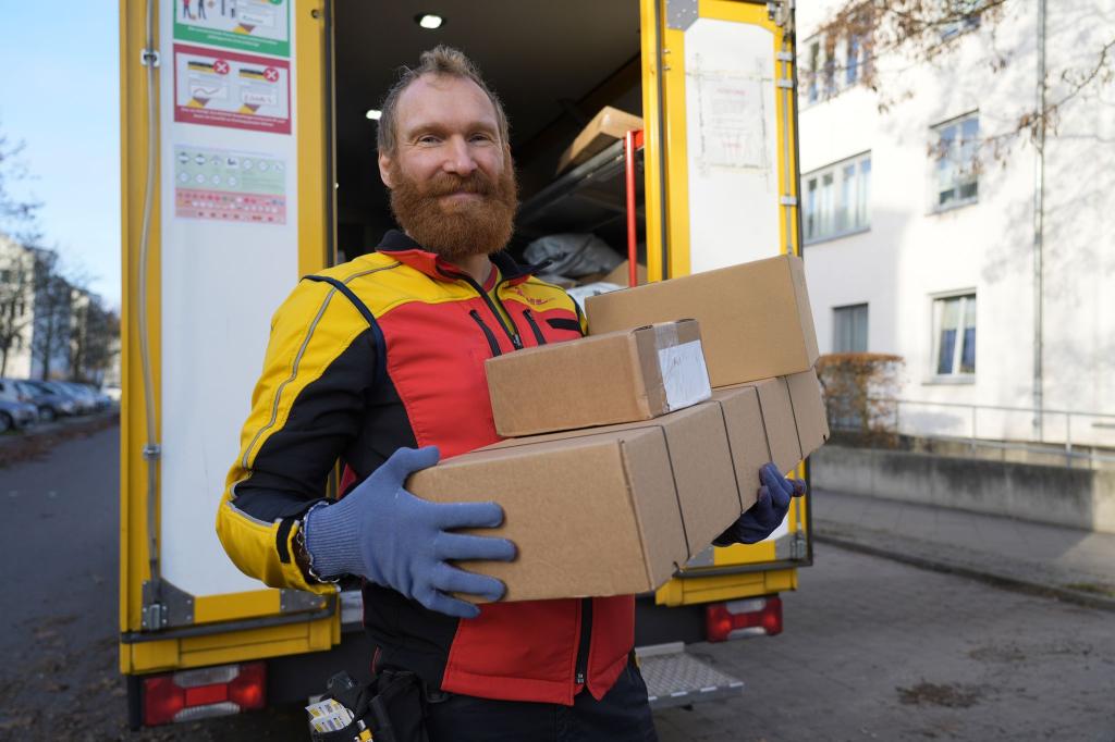 Paketbote Steve Josch wünscht sich mehr Wertschätzung und Entgegenkommen von den Kunden. - Foto: Manuel Genolet/dpa