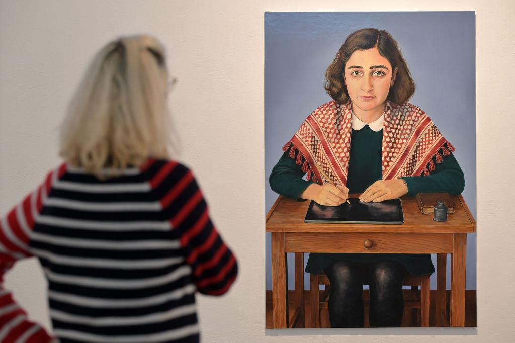 Eine Ausstellung im Potsdamer Museum Fluxus+ zeigt Anne Frank mit Kufiya - auch Palästinensertuch genannt - und sorgt für Kritik. - Foto: Michael Bahlo/dpa