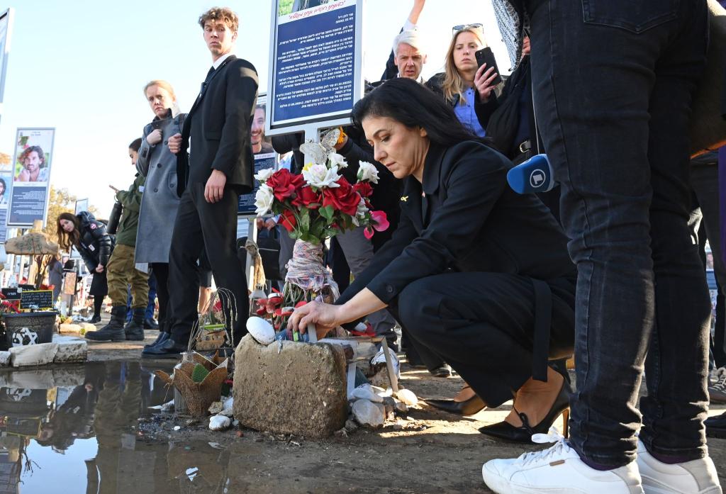 Bewegender Termin zum Abschluss der Reise. - Foto: Elisa Schu/dpa