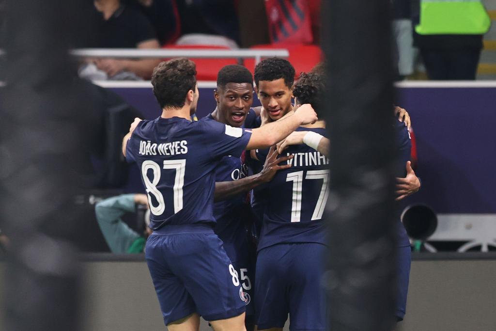Die Profis von Paris Saint-Germain jubeln den Führungstreffer. - Foto: Hussein Sayed/AP/dpa