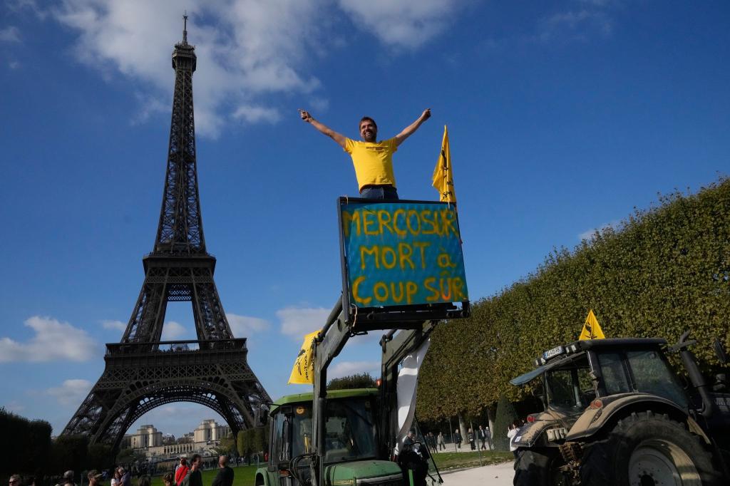 Bauern-Protest am Eiffelturm - Landwirte in Frankreich befürchten, mit den Agrarpreisen der Konkurrenz aus Südamerika nicht mithalten zu können. (Archivbild) - Foto: Michel Euler/AP/dpa
