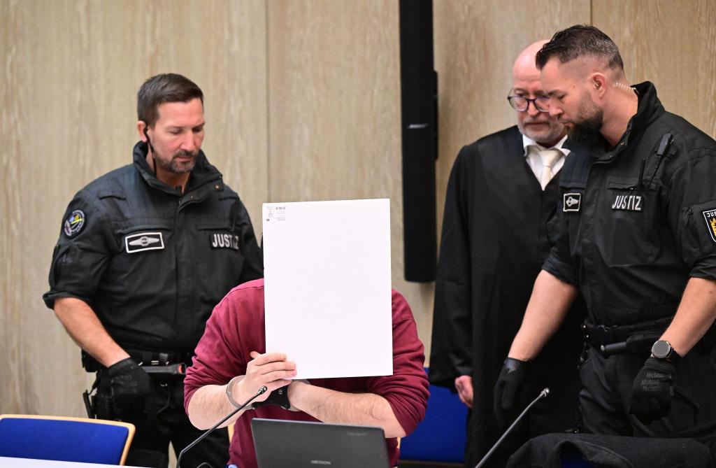 Bei der Fahrt Anfang März war der Angeklagte laut Staatsanwaltschaft gezielt auf Menschen zugefahren. Eine 83-jährige Frau und ein 54-jähriger Mann wurden getötet. (Archivbild) - Foto: Bernd Weißbrod/dpa