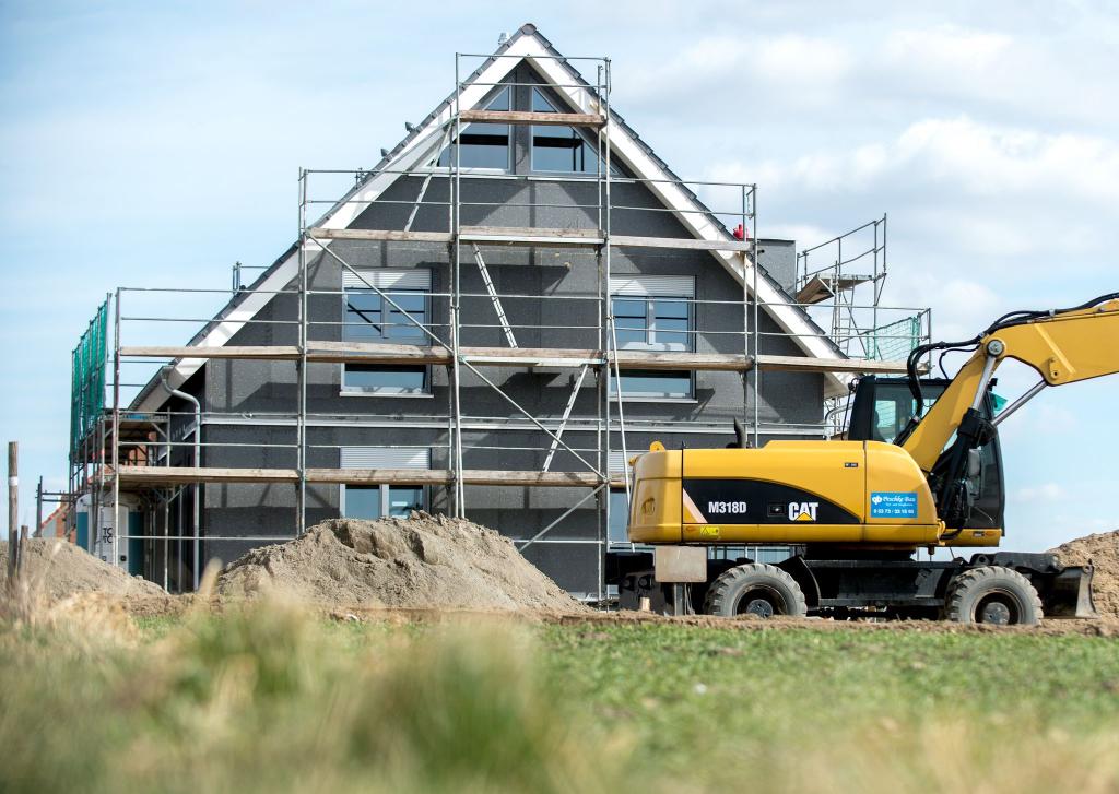 Die Baugenehmigungen ziehen wieder an - gerade bei Einfamilienhäusern (Archivbild) - Foto: Hauke-Christian Dittrich/dpa/dpa-tmn