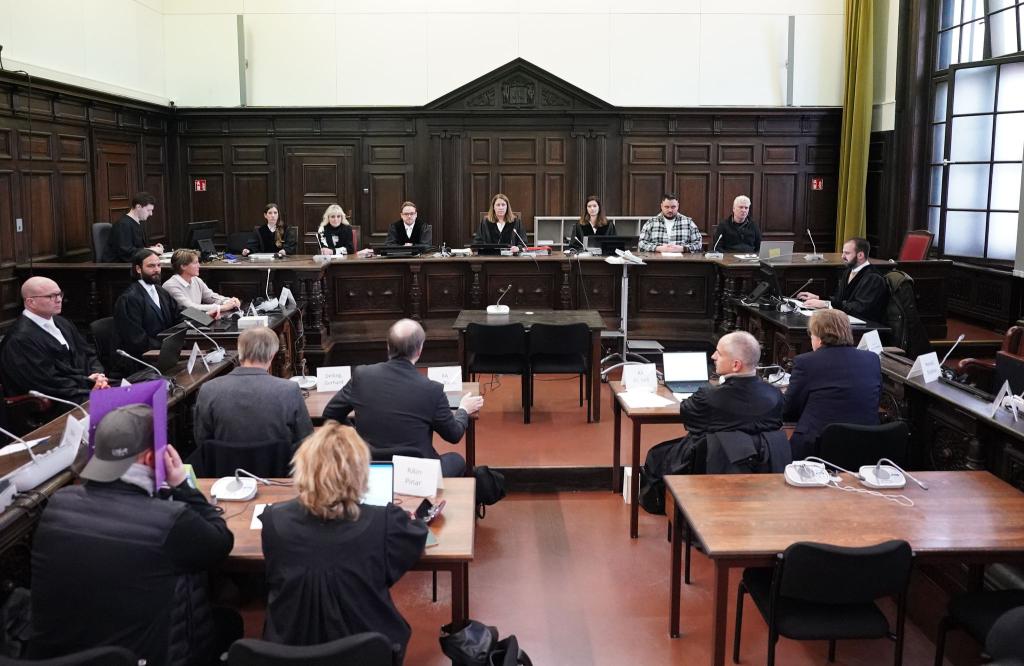 Der Prozess wird erst wieder im neuen Jahr fortgeführt. - Foto: Marcus Brandt/Pool dpa/dpa