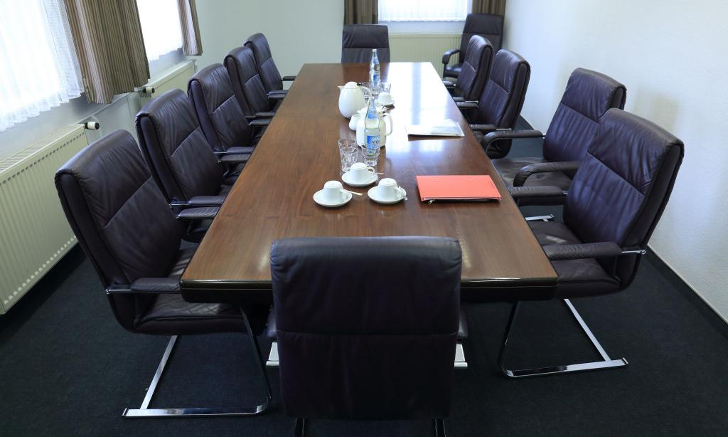 Die Vergütungen normaler Aufsichtsräte sind 2024 laut einer Studie der DSW im Schnitt um 3,0 Prozent gestiegen. (Symbolbild) - Foto: Jens Wolf/dpa