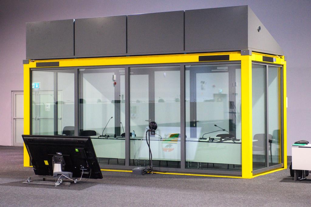 Blick auf den leeren Glaskasten im Gerichtssaal des temporären Gerichtsgebäudes vom Landgericht Magdeburg, in dem normalerweise der Todesfahrer vom Magdeburger Weihnachtsmarkt sitzt. - Foto: Klaus-Dietmar Gabbert/dpa