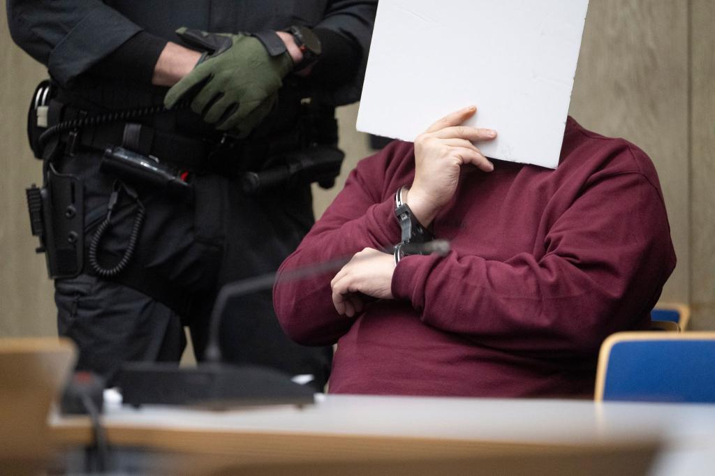 Bei der Fahrt Anfang März war der Angeklagte laut Staatsanwaltschaft gezielt auf Menschen zugefahren. Eine 83-jährige Frau und ein 54-jähriger Mann wurden getötet. - Foto: Marijan Murat/dpa