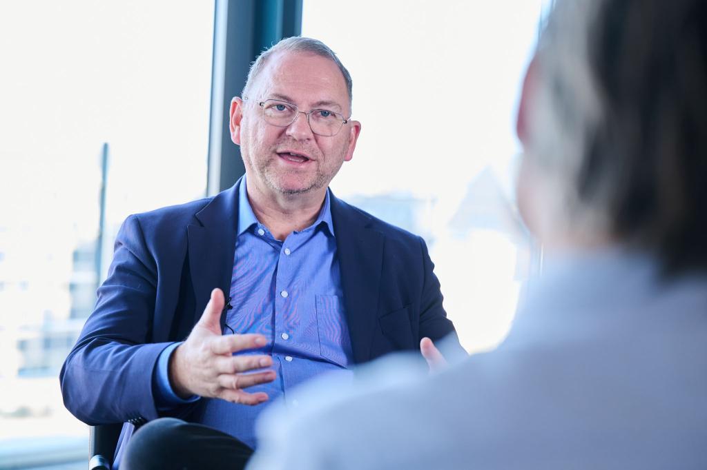 Verdi-Chef Frank Werneke: «Es ist da eine sehr kämpferische Stimmung.» - Foto: Annette Riedl/dpa