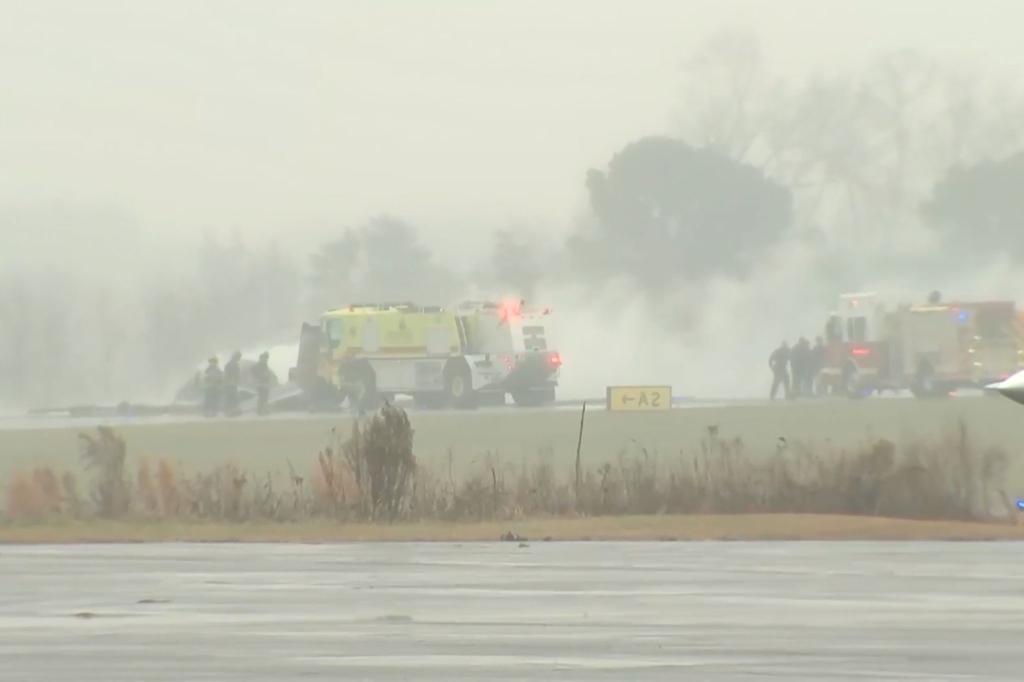 Ein Flugzeug ist an einem Regionalflughafen in North Carolina abgestürzt. - Foto: Uncredited/WSOC via AP/dpa